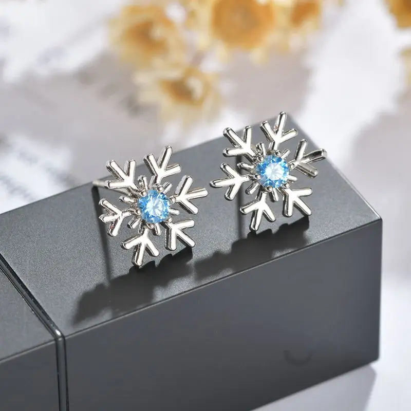 New Lovely Snowflake Charm Earring For Women Christmas Gift Fashion Crystal Zircon Stud Earrings Girls New Year Jewelry