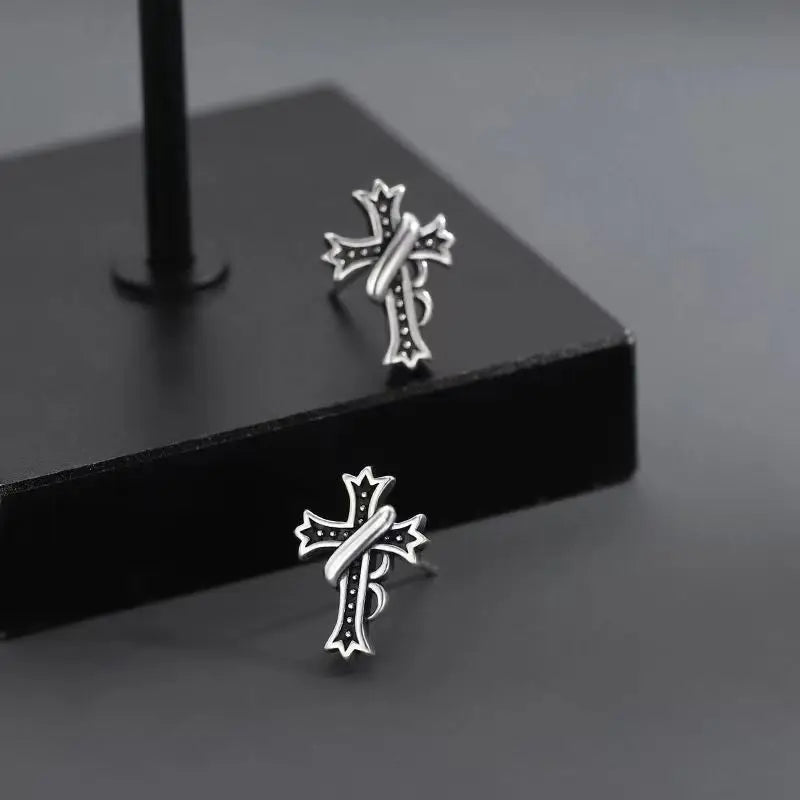 Retro Black Cross Earings for Men Women Punk Gothic Rock Hiphop Zinc Alloy Earings Designer Jewelry Unisex Accessories Love Gift
