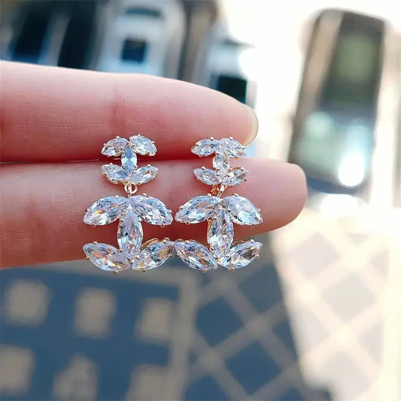 The 2025 high-quality retro and elegant earrings are diamond-encruffled bow pearl fashion earrings, suitable for the daily fresh