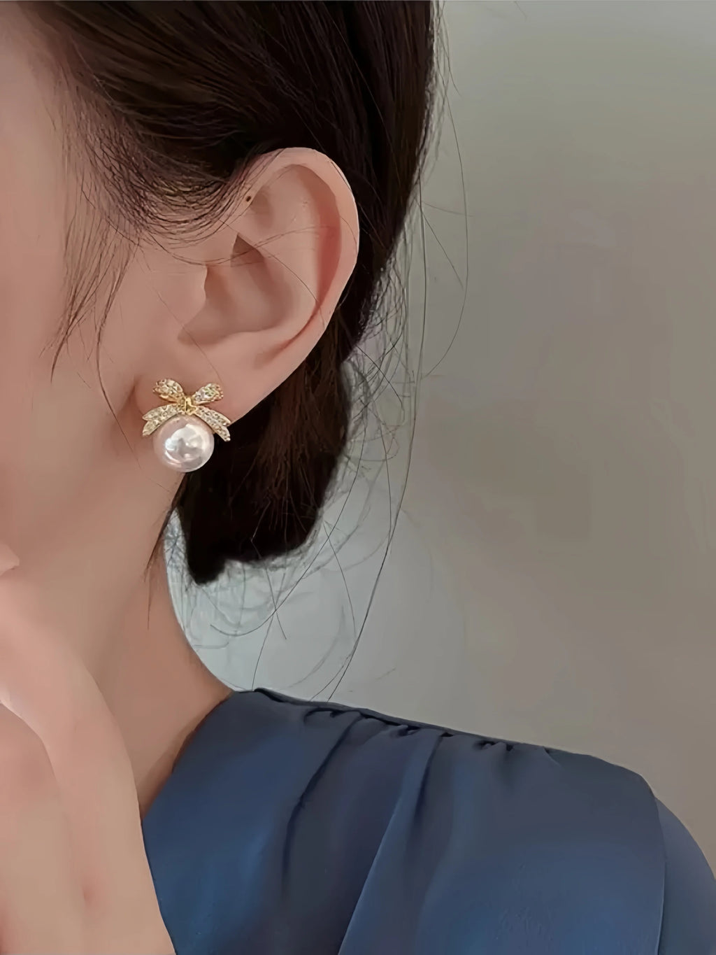 The 2025 high-quality retro and elegant earrings are diamond-encruffled bow pearl fashion earrings, suitable for the daily fresh