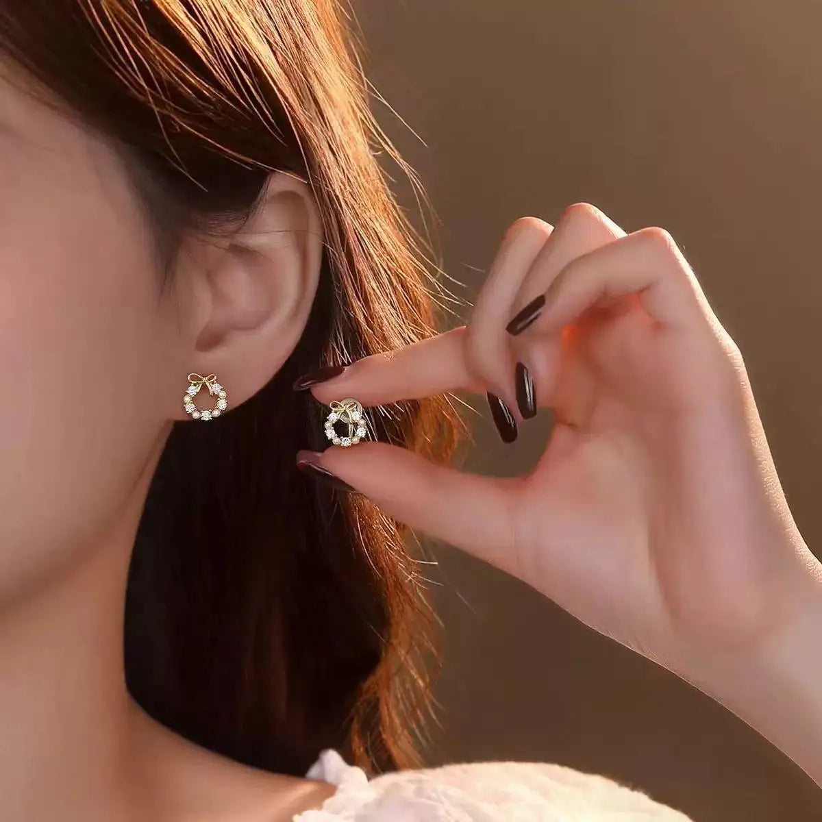 The 2025 high-quality retro and elegant earrings are diamond-encruffled bow pearl fashion earrings, suitable for the daily fresh
